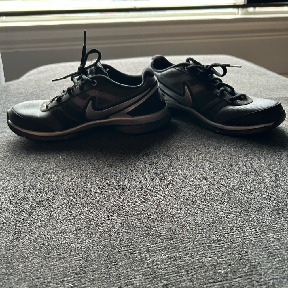 Nike women’s Black Athletic Shoes size 7